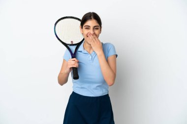 Beyaz arka planda izole edilmiş yakışıklı genç tenisçi beyaz kadın mutlu ve gülümsüyor.