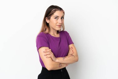 Beyaz arka planda izole edilmiş genç beyaz kadın, omuzlarını kaldırırken şüphe jestleri yapıyor.