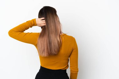 Beyaz arka planda izole edilmiş beyaz tenli genç bir kadın.