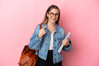 Pembe arka planda izole edilmiş genç beyaz bir bayan baş parmak hareketi yapıyor.