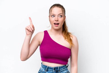 Beyaz arka planda izole edilmiş genç beyaz kız bir fikri işaret ederek
