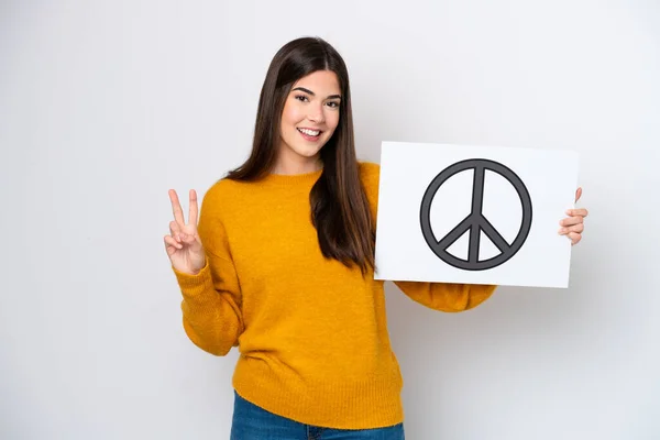Молодая Бразилька Белом Фоне Держит Плакат Символом Мира Празднует Победу — стоковое фото