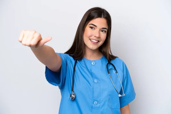 年轻的巴西女护士 因白人背景而被隔离 伸出大拇指做手势 — 图库照片