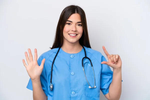 Jong Braziliaanse Verpleegster Vrouw Geïsoleerd Witte Achtergrond Tellen Zeven Met — Stockfoto