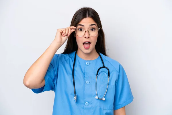 若いブラジル人看護師の女性は眼鏡で白い背景に隔離され 驚いて — ストック写真