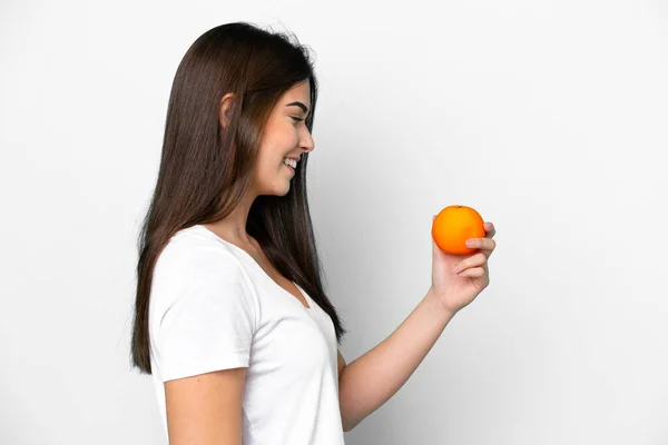 Portakal Tutan Genç Brezilyalı Kadın Beyaz Arka Planda Mutlu Bir — Stok fotoğraf