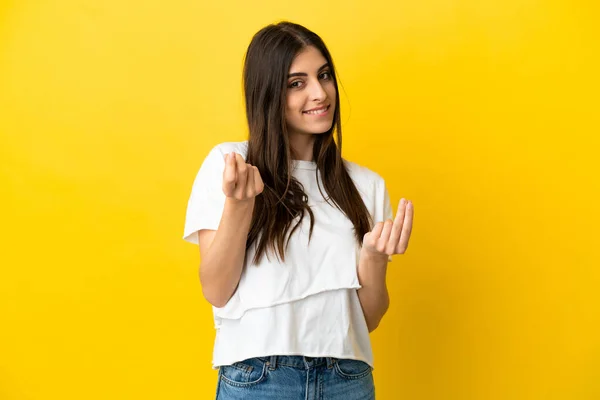 Jovem Mulher Caucasiana Isolado Fundo Amarelo Fazendo Gesto Dinheiro — Fotografia de Stock