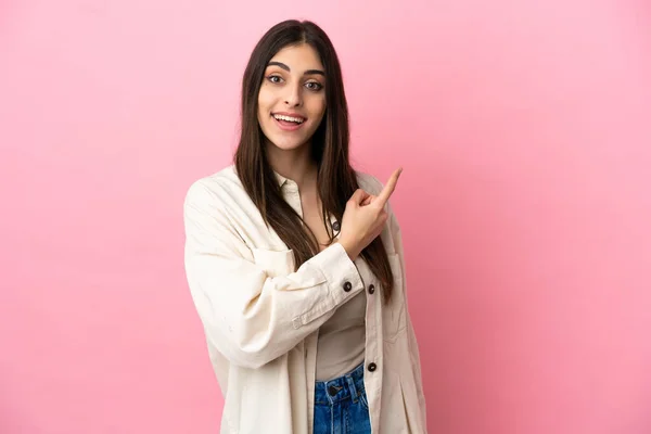Young Caucasian Woman Isolated Pink Background Surprised Pointing Side — Stock Photo, Image