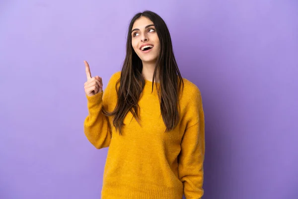 Jovem Mulher Caucasiana Isolado Fundo Roxo Apontando Para Cima Surpreendido — Fotografia de Stock