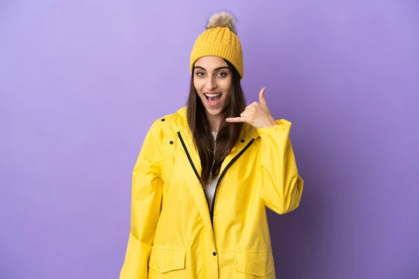 Νεαρή Καυκάσια Γυναίκα Που Φοράει Αδιάβροχο Παλτό Απομονωμένο Μωβ Φόντο — Φωτογραφία Αρχείου
