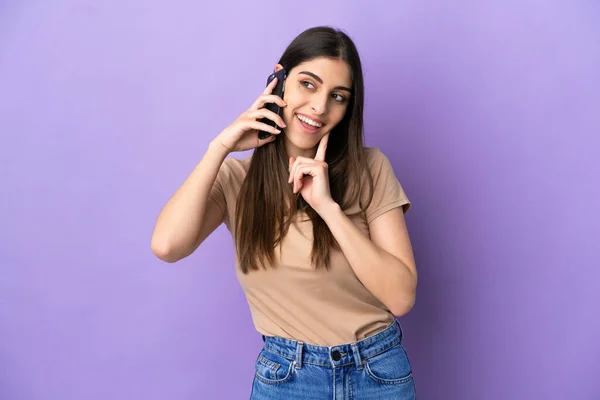 Joven Mujer Caucásica Usando Teléfono Móvil Aislado Sobre Fondo Púrpura — Foto de Stock