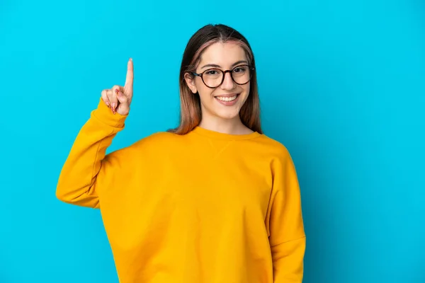 Joven Mujer Caucásica Aislada Sobre Fondo Azul Señalando Una Gran —  Fotos de Stock