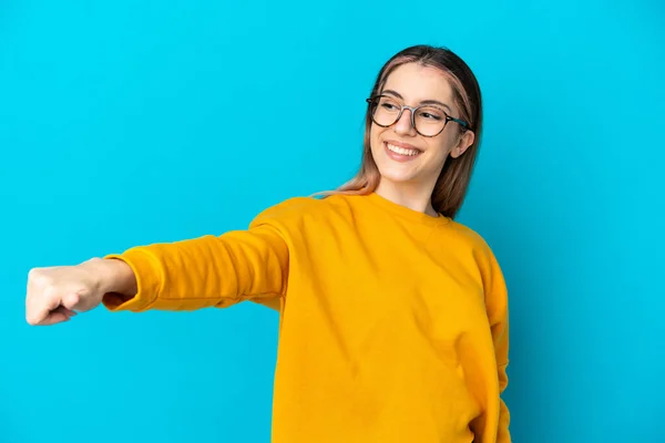 Mladá Běloška Žena Izolované Modrém Pozadí Dává Palce Nahoru Gesto — Stock fotografie