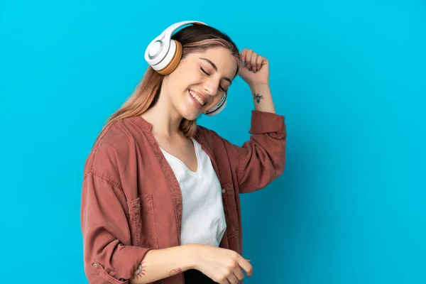 Joven Mujer Caucásica Aislada Sobre Fondo Azul Escuchando Música Bailando — Foto de Stock