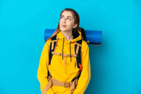 Mujer Joven Montañista Con Una Gran Mochila Aislada Sobre Fondo —  Fotos de Stock