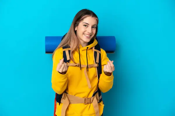 Young Mountaineer Woman Big Backpack Isolated Blue Background Making Money — Stock Photo, Image
