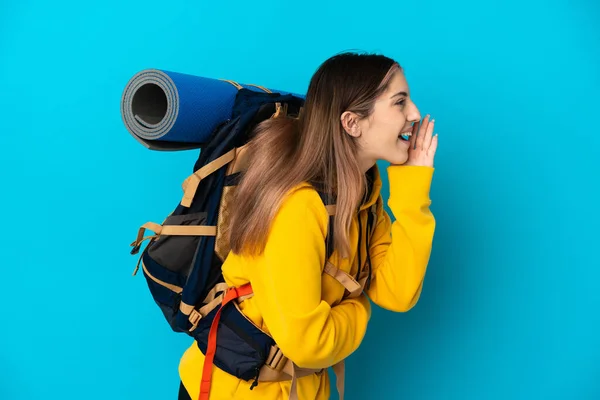 Mujer Joven Montañista Con Una Gran Mochila Aislada Sobre Fondo —  Fotos de Stock