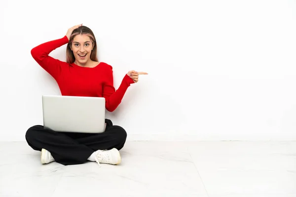 Νεαρή Καυκάσια Γυναίκα Ένα Φορητό Υπολογιστή Κάθεται Στο Πάτωμα Έκπληκτος — Φωτογραφία Αρχείου