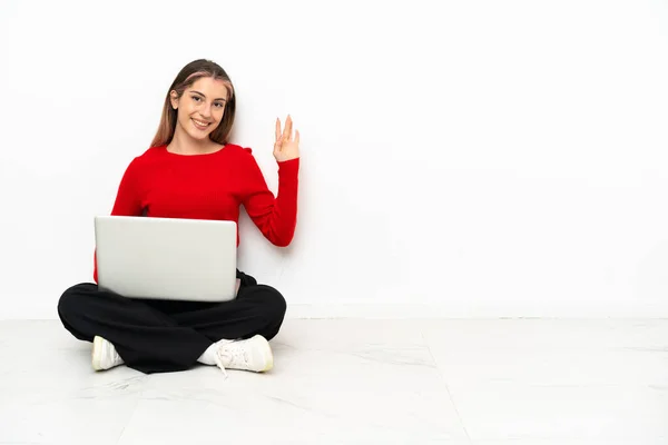 Junge Kaukasische Frau Mit Laptop Sitzt Auf Dem Boden Und — Stockfoto