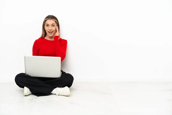 Junge Kaukasierin Mit Laptop Sitzt Überrascht Und Schockiert Auf Dem — Stockfoto