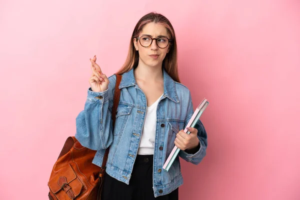 Jovem Mulher Estudante Caucasiano Isolado Fundo Rosa Com Dedos Cruzando — Fotografia de Stock