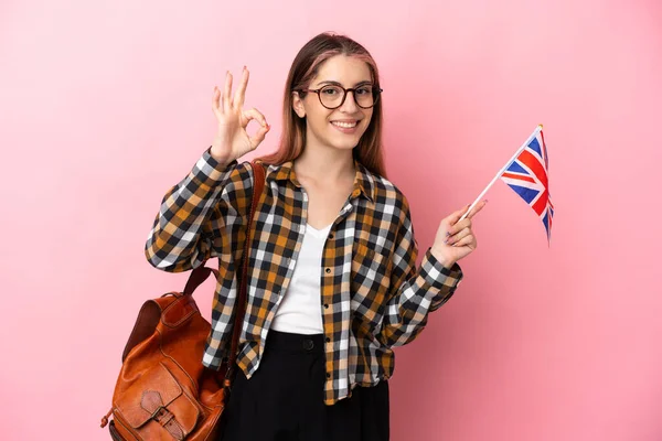 국기를 여자가 분홍색 배경에 고립되어 손가락으로 사인을 — 스톡 사진