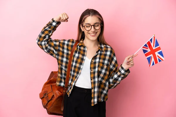 Молодая Латиноамериканка Флагом Великобритании Розовом Фоне Делает Сильный Жест — стоковое фото