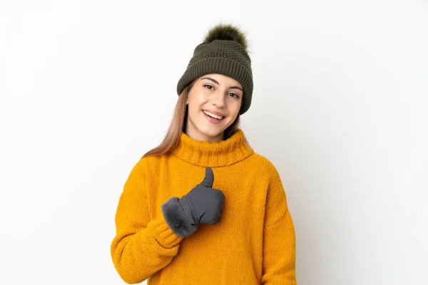 Νεαρή Κοπέλα Χειμωνιάτικο Καπέλο Απομονωμένη Λευκό Φόντο Κάνοντας Μια Χειρονομία — Φωτογραφία Αρχείου