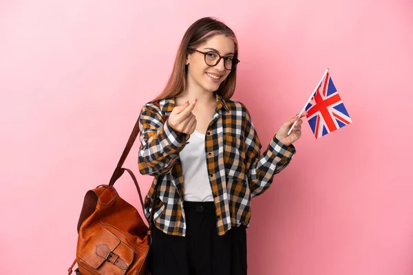 Молодая Латиноамериканка Флагом Великобритании Розовом Фоне Делает Денежный Жест — стоковое фото