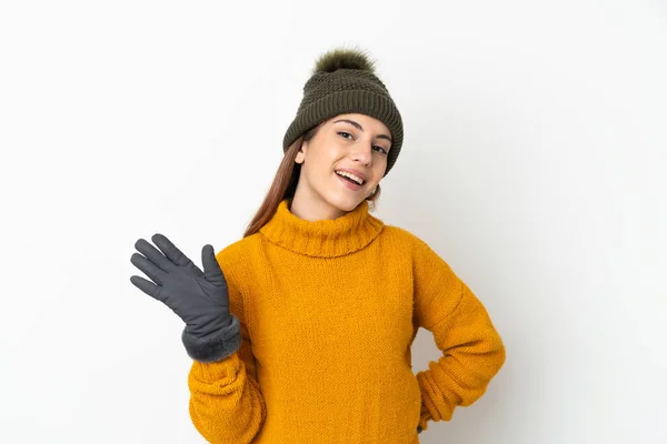 Chica Joven Con Sombrero Invierno Aislado Sobre Fondo Blanco Saludando —  Fotos de Stock