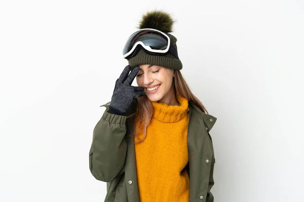Skidåkare Kaukasiska Kvinna Med Snowboard Glasögon Isolerad Vit Bakgrund Skrattar — Stockfoto