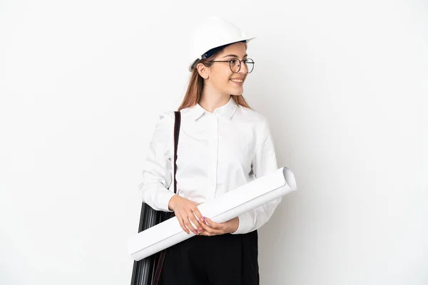 Jovem Arquiteta Mulher Com Capacete Segurando Plantas Isoladas Fundo Branco — Fotografia de Stock