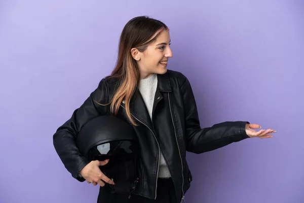 Joven Mujer Caucásica Sosteniendo Casco Motocicleta Aislado Sobre Fondo Púrpura —  Fotos de Stock