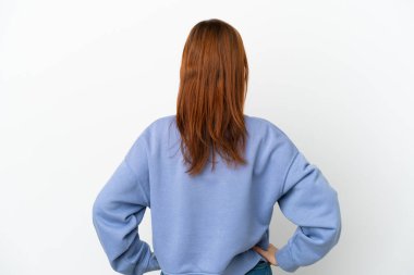 Kızıl saçlı kız arka planda beyaz arka planda izole edilmiş.