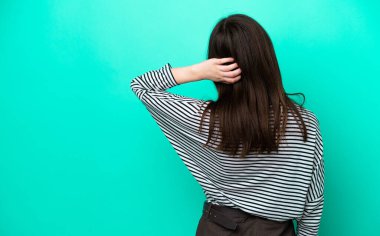 Genç Rus kadın yeşil arka planda izole edilmiş ve düşünüyor