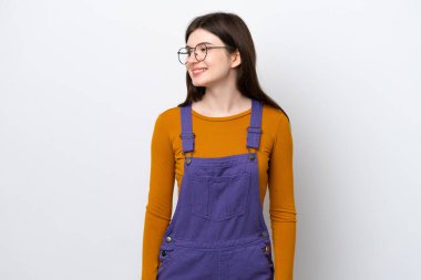 Mavi arka planda izole edilmiş genç bir Rus kadın.