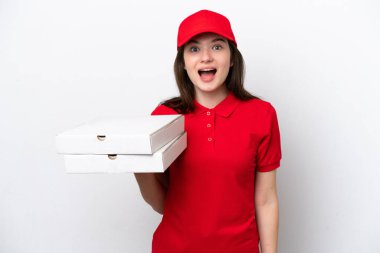 Genç Rus pizza teslimatı beyaz arka planda izole edilmiş pizza kutularını alıyor.