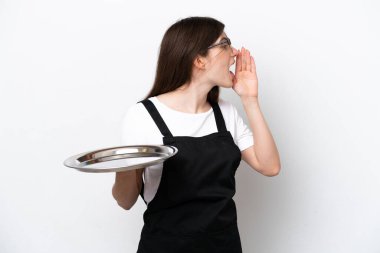 Beyaz arka planda izole edilmiş tepsisi olan genç Rus kadın aşçı ağzı sonuna kadar açık bağırıyor.