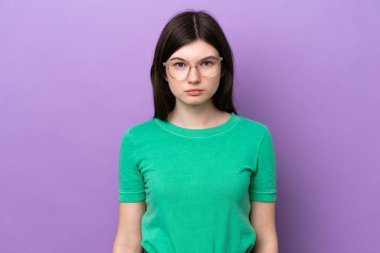 Mor arka planda gözlüklü, güzel bir Rus kadın.