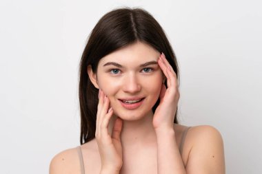 Beyaz arka planda izole edilmiş genç, güzel bir Rus kadın. Portre