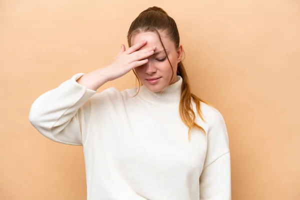 Junge Kaukasierin Isoliert Auf Beigem Hintergrund Mit Kopfschmerzen — Stockfoto
