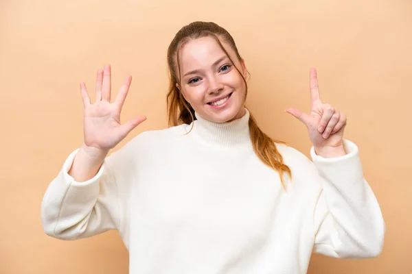 Mujer Joven Caucásica Aislada Sobre Fondo Beige Contando Siete Con —  Fotos de Stock