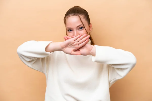 Junge Kaukasische Frau Isoliert Auf Beigem Hintergrund Macht Stop Geste — Stockfoto