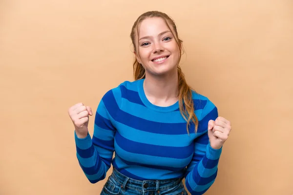 Joven Mujer Caucásica Aislada Sobre Fondo Beige Celebrando Una Victoria — Foto de Stock