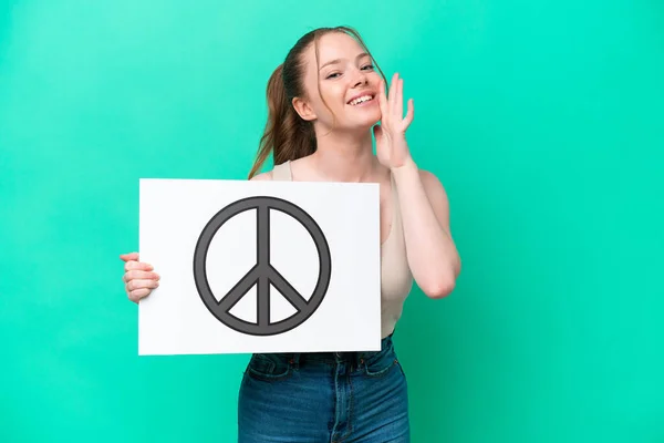 Νεαρή Καυκάσια Γυναίκα Απομονωμένη Πράσινο Φόντο Κρατώντας Πλακάτ Σύμβολο Ειρήνης — Φωτογραφία Αρχείου