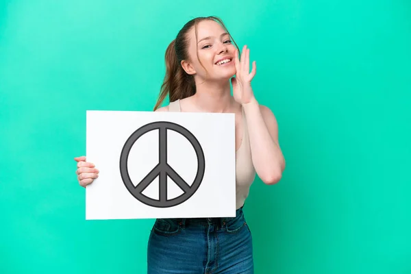 Mulher Caucasiana Jovem Isolado Fundo Verde Segurando Cartaz Com Símbolo — Fotografia de Stock