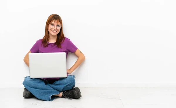 Rothaariges Mädchen Mit Laptop Sitzt Auf Dem Boden Und Posiert — Stockfoto