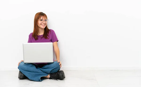 Redhead Girl Laptop Sitting Floor Looking Side Smiling — Stockfoto