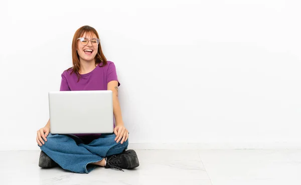 Rothaariges Mädchen Mit Laptop Auf Dem Boden Sitzend Und Lachend — Stockfoto