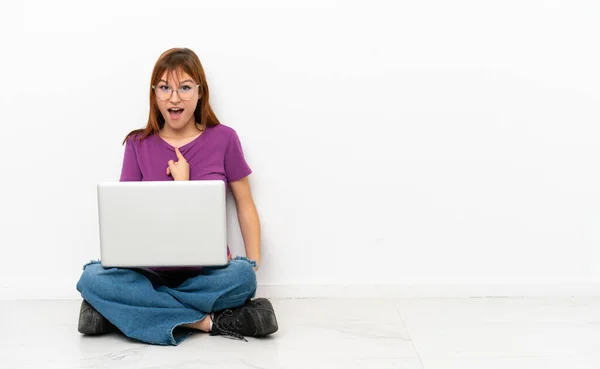 Rothaariges Mädchen Mit Laptop Sitzt Mit Überraschendem Gesichtsausdruck Auf Dem — Stockfoto